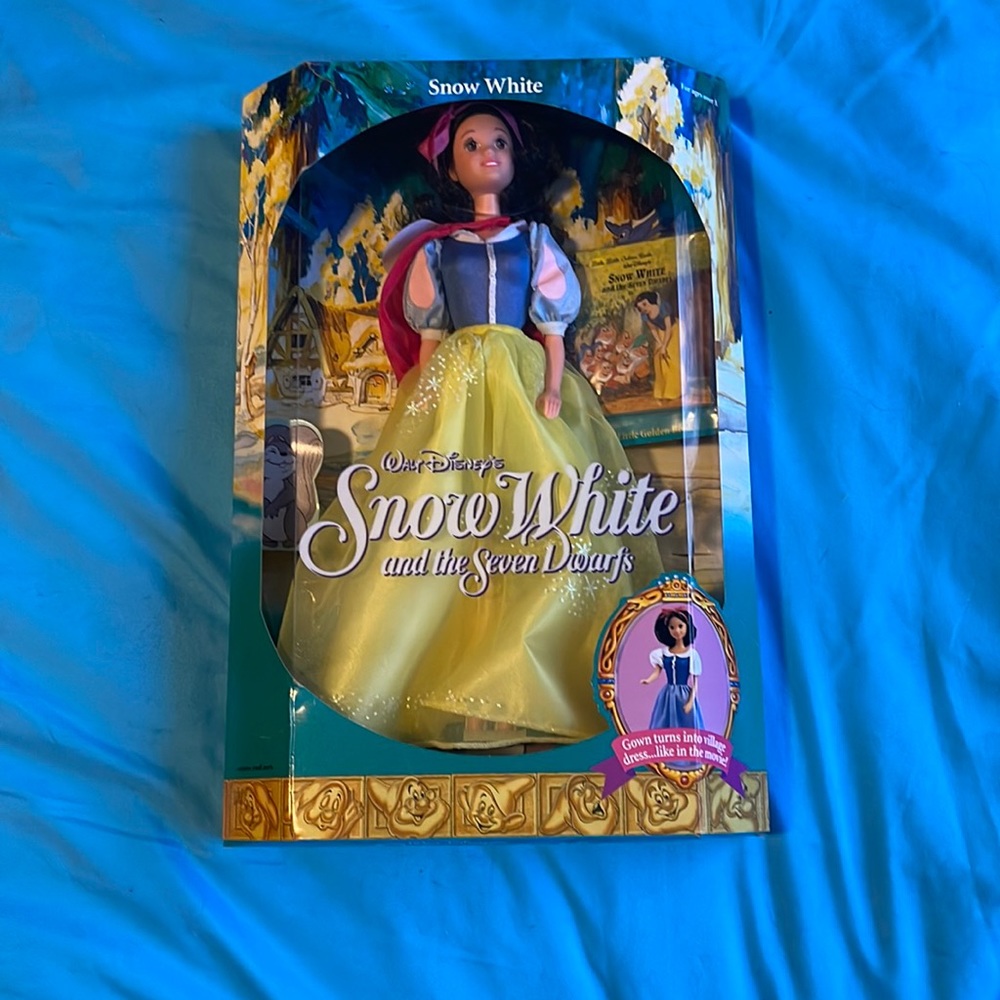 VINTAGE DISNEY SNOW WHITE & THE SEVEN DWARFS 1992 DOLL IN MINT CONDITION